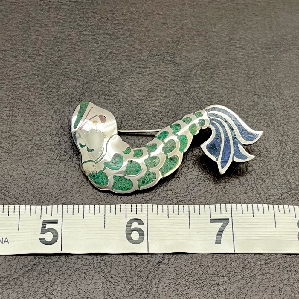 🟩SALE🟩 Vintage Signed Los Castillo sterling  crushed stone inlay fish pendant - Picture 9 of 10